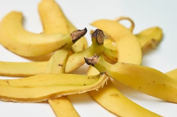 No las botes: estos son 5 trucos que puedes realizar con la cáscara de plátanos