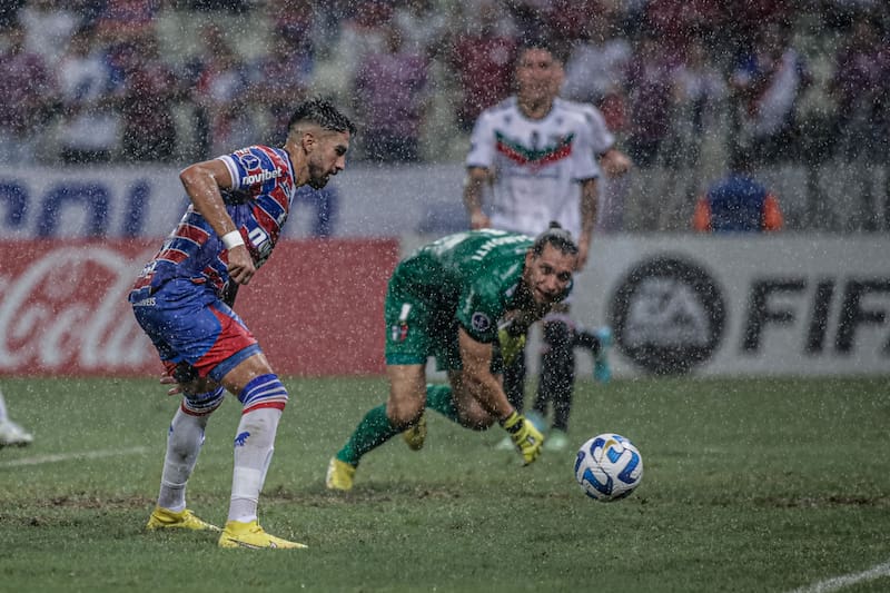 Juan Martín Lucero jugando con la camiseta de Fortaleza ante Palestino por la Copa Sudamericana (Foto: Aton)