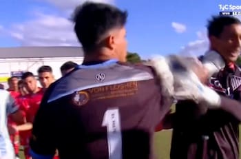 VIDEO | Recordado arquero que jugó en Chile recibió esta insólita amarilla en Argentina y casi se va los golpes