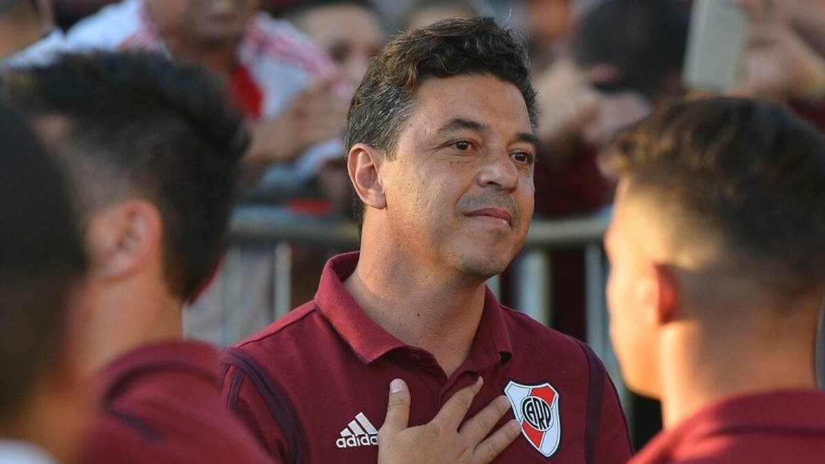 Hincha "trolleó" a Marcelo Gallardo a su llegada al aeropuerto