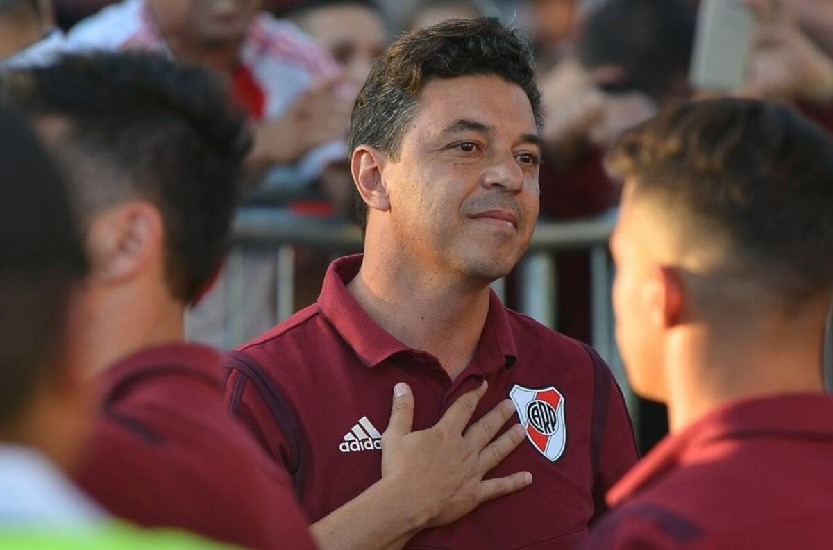 Hincha "trolleó" a Marcelo Gallardo a su llegada al aeropuerto