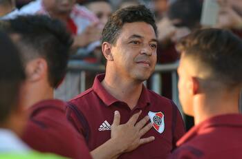 Hincha "trolleó" a Marcelo Gallardo a su llegada al aeropuerto