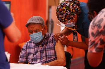 Daniel Matamala: "La campaña de vacunación mostró que todos son iguales"