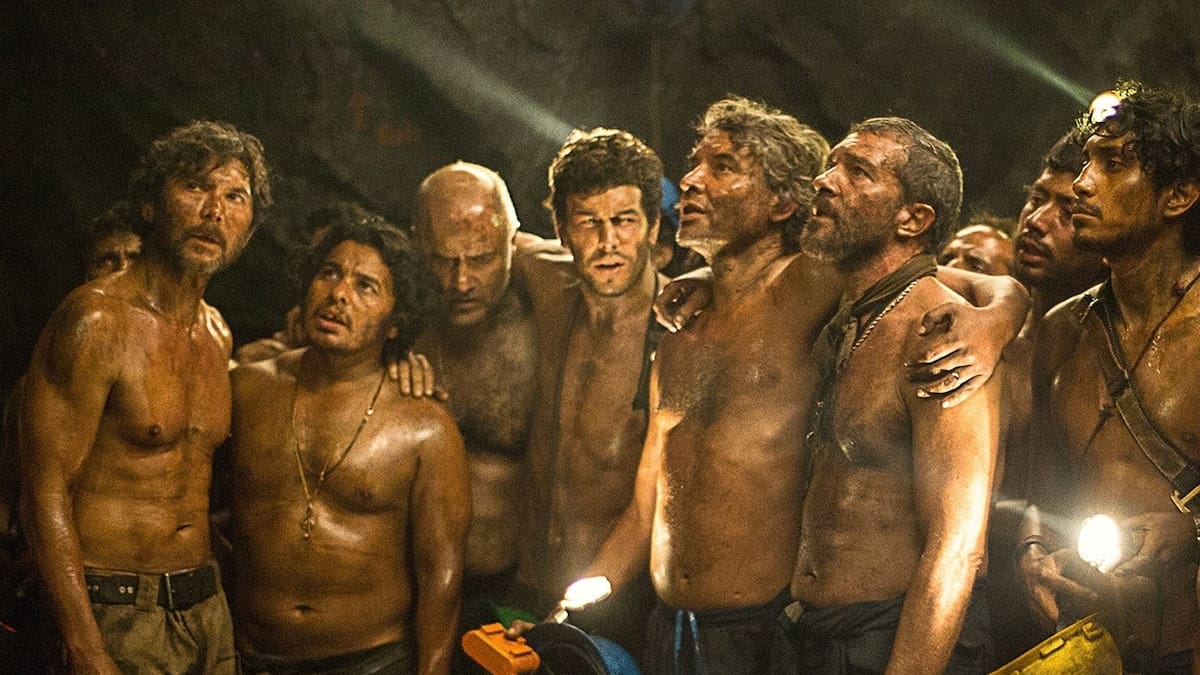 Antonio Banderas y Mario Casas se refieren a su vínculo con Chile luego de protagonizar la película "Los 33"