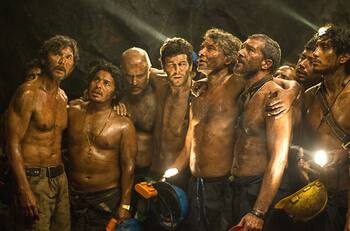 Antonio Banderas y Mario Casas se refieren a su vínculo con Chile luego de protagonizar la película "Los 33"