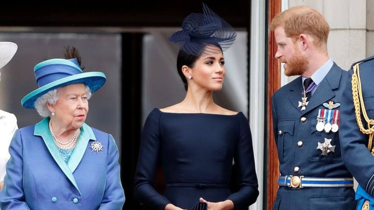 ¡Nunca antes vista!: La reina Isabel guardó una fotografía de Meghan Markle y el príncipe Harry entre las fotos familiares