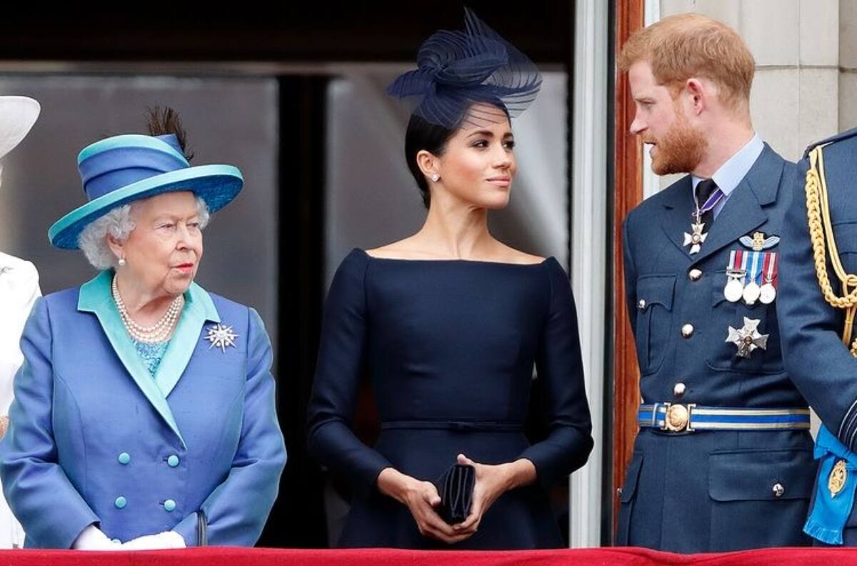 ¡Nunca antes vista!: La reina Isabel guardó una fotografía de Meghan Markle y el príncipe Harry entre las fotos familiares
