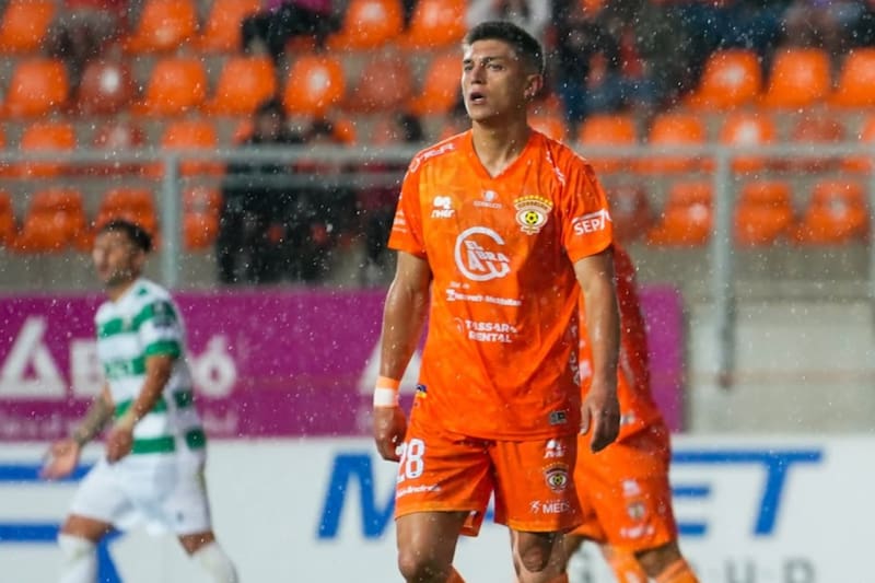 El defensor será baja por un mes en Cobreloa. Foto: @felipefritz_11.