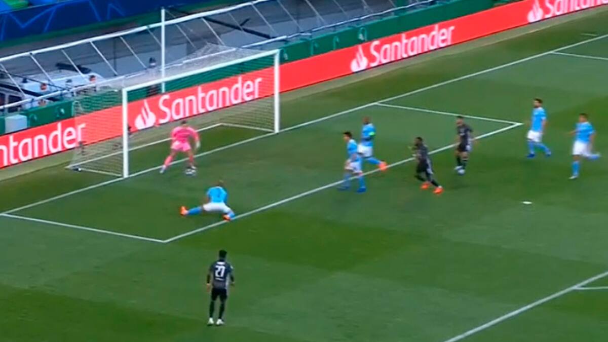 ¡Cuidado! Walker casi descolocó a Ederson con un pase complicado