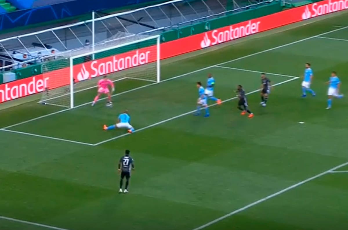 ¡Cuidado! Walker casi descolocó a Ederson con un pase complicado