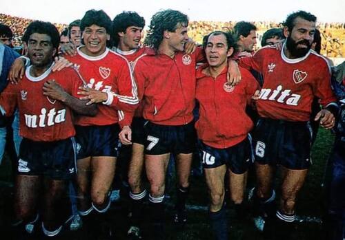 Al lado del máximo ídolo en la historia de Independiente, Ricardo Bochini. Delgado sumó casi un centenar de partidos y un título en Avellaneda.