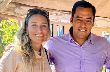 Con un guacamayo en su hombro: así fue la salida de fin de semana de Hotuiti Teao, Fran Ayala y su hijo a la playa