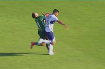 Brutal codazo: Iván Morales fue víctima de esta polémica jugada que casi quedó sin sanción en Argentina