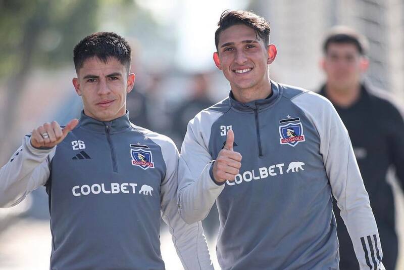 El lateral derecho junto al delantero Matías Moya en la intertemporada 2023 de Colo Colo. (Foto: @colocolooficial)