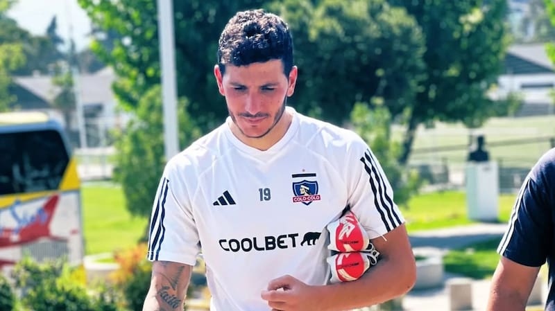 con la camiseta de Colo Colo.