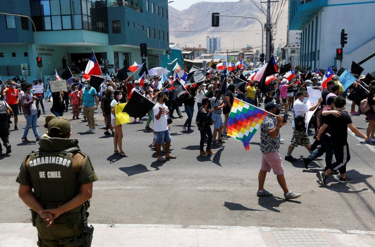 VIDEO | Manifestaciones en Iquique: Carabineros forma "cadena humana" para proteger a migrante