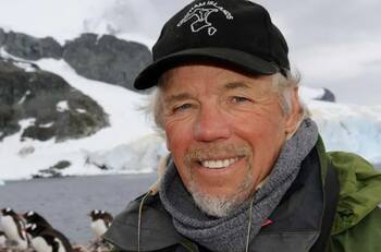 ¿Quién es Peter Harrison, el historiador australiano que ofrece millonaria recompensa tras sufrir robo de material de investigación?