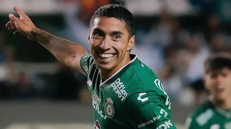 León blindó con una cláusula millonaria a Luciano Cabral ante interés de Colo Colo
