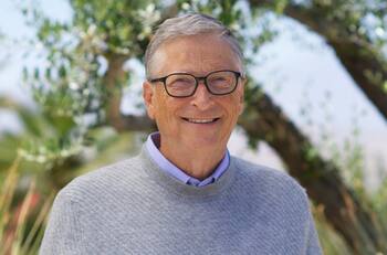 ¿Cuál es el celular que utiliza Bill Gates y cuánto cuesta en pesos chilenos?