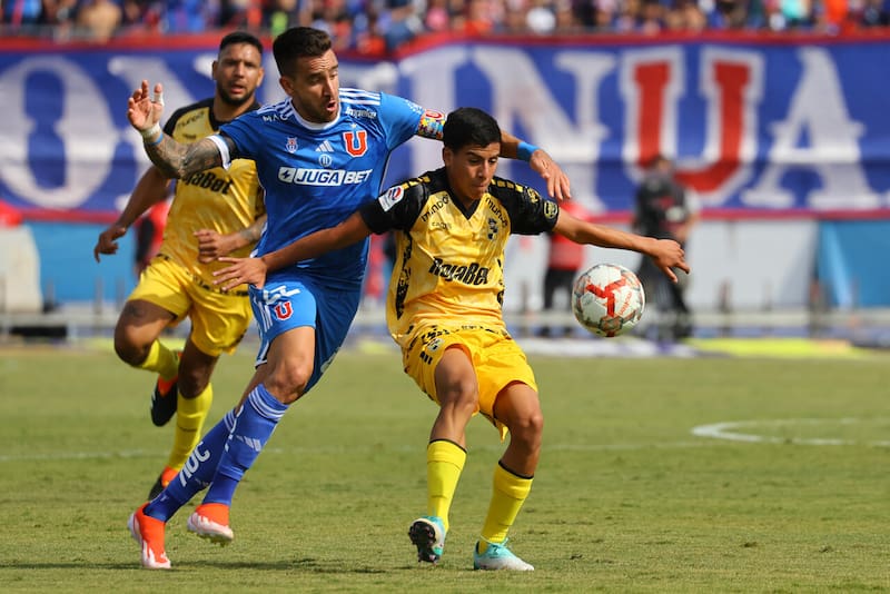 “Mi familia se sacrificaba mucho, me llevaba a entrenar a Santiago desde Ovalle. En la U me dieron la opción de quedarme allá, pero yo era muy pequeño y mi papá tenía miedo de dejarme solo”, señaló un campeón con Coquimbo Unido. Foto: Aton.