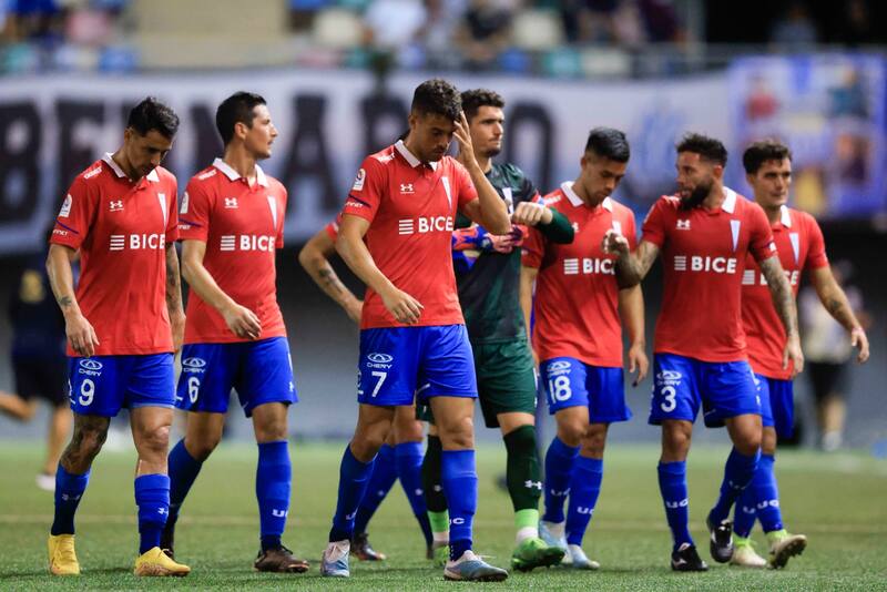 El plantel de la UC se retira del campo de juego. Foto: Aton.