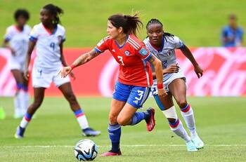 Jugadora del fútbol chileno ninguneó a Carla Guerrero tras fracaso de La Roja Femenina