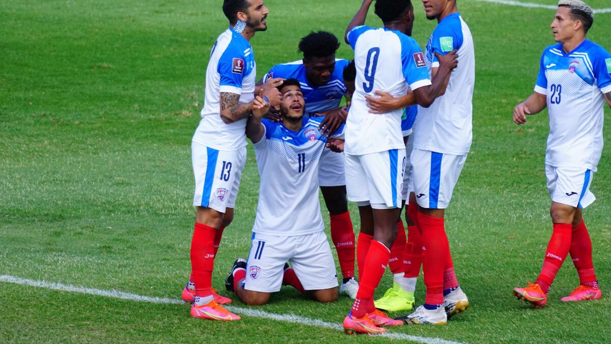 Futbolistas de la Selección de Cuba festejan un gol.