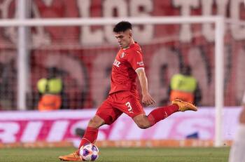 El defensa central uruguayo por el que irá Colo Colo: tiene pasos por el fútbol italiano