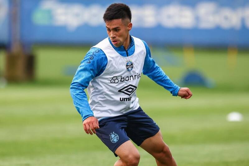 Alexander Aravena será suplente en el Clásico Grenal.