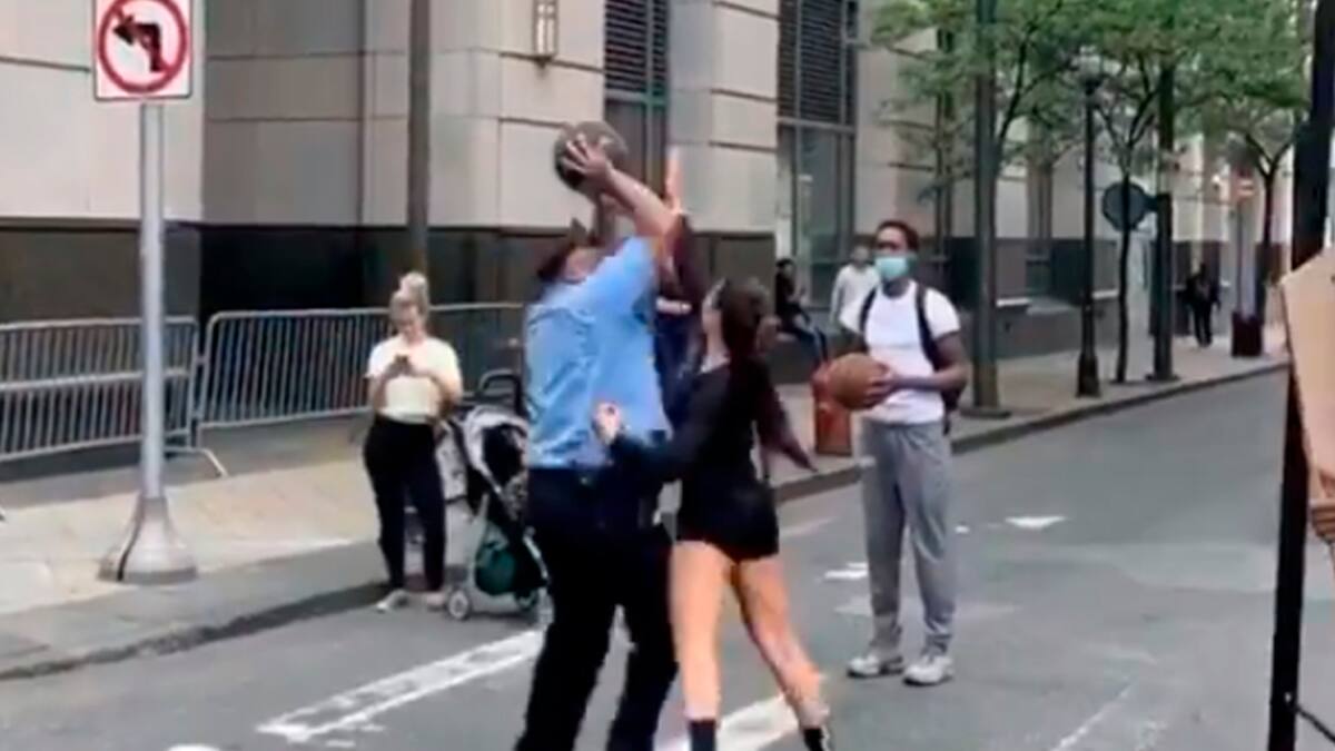 Policía estadounidense jugando básquetbol en la calle se hace viral