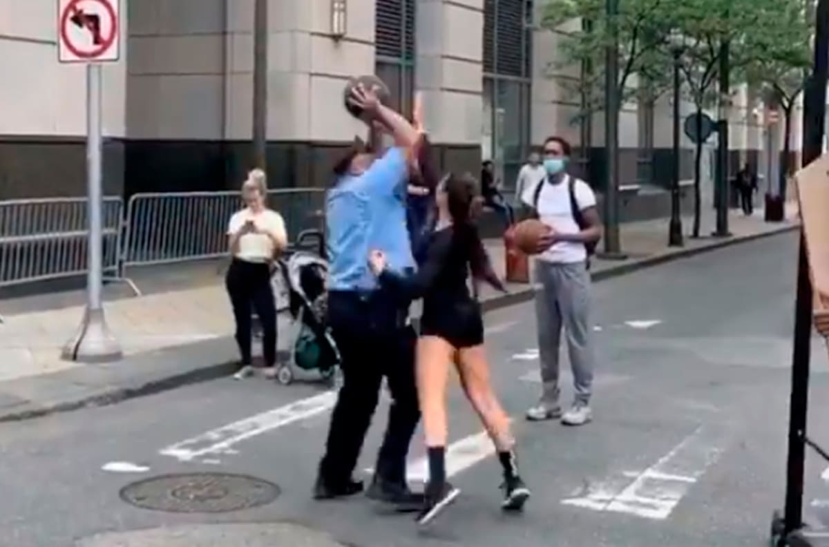 Policía estadounidense jugando básquetbol en la calle se hace viral