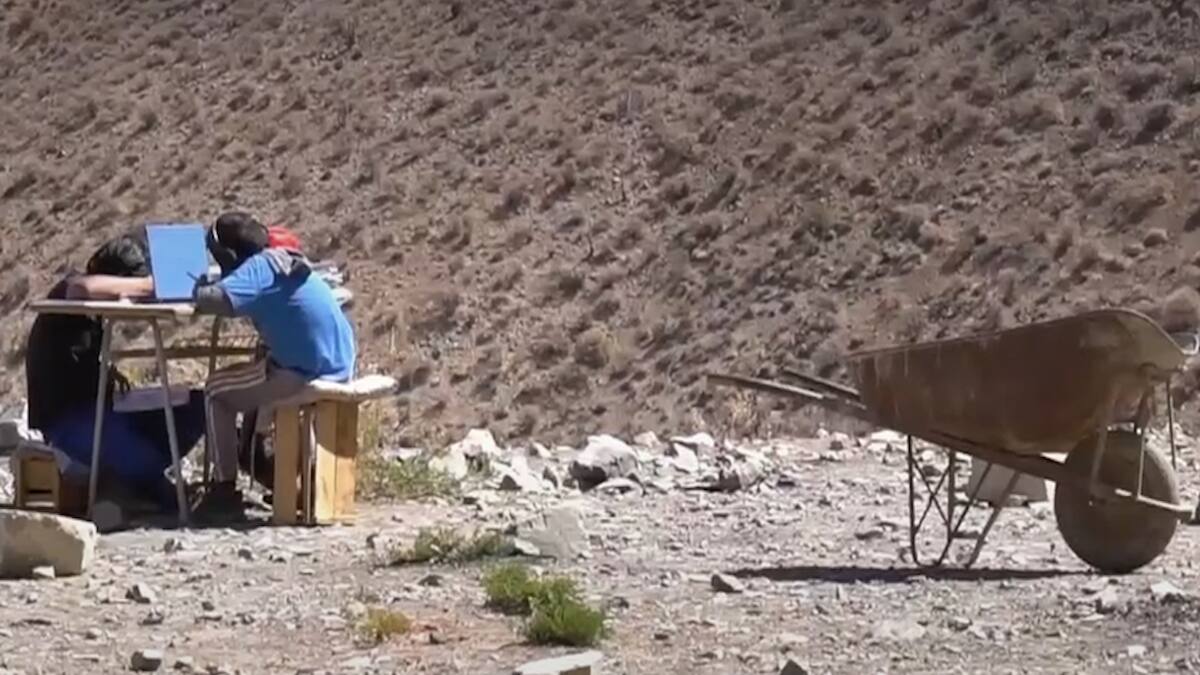 Alumnos suben a cerro del Valle del Elqui para conectarse a clases virtuales