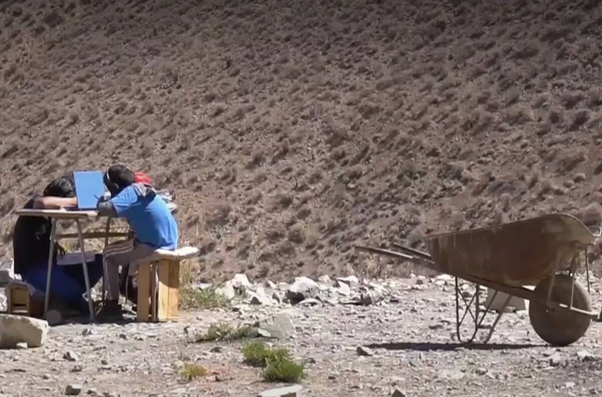 Alumnos suben a cerro del Valle del Elqui para conectarse a clases virtuales