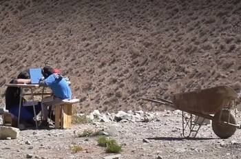 Alumnos suben a cerro del Valle del Elqui para conectarse a clases virtuales