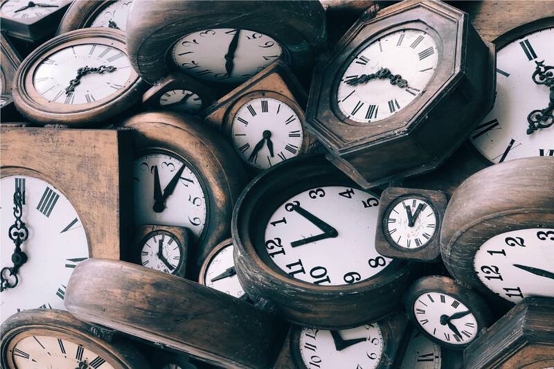 Revisa qué hora es en alguna de estas páginas. Créditos: ATON.