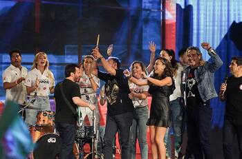 Con Rodrigo Sepúlveda y Ángeles Araya: La inesperada "Banda de Periodistas" causó furor en el escenario de la Teletón