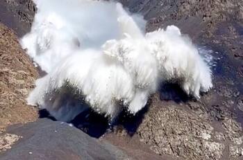 VIDEO | Turista capta momento exacto en que lo impacta avalancha de nieve de Kyrgystan