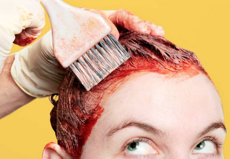 Un clásico: Te teñiste el pelo pero tienes que salir pero tienes toda la frente y la nuca manchada. El tiempo corre.
Para que este escenario no te vuelva a ocurrir acá te ofrecemos soluciones | Foto: Southernliving