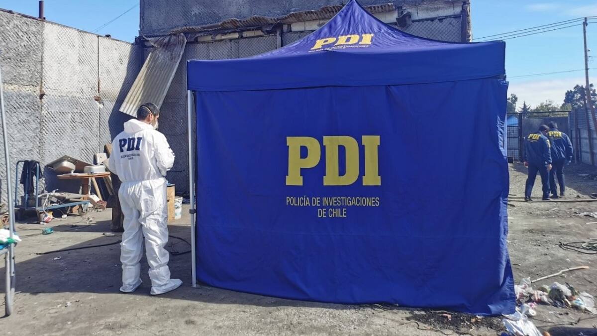 Homicidio en Colina: Vecinos encuentran cuerpo apuñalado cerca de una plaza de la comuna