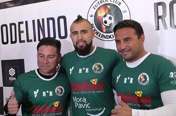 "Refuerzo de otro planeta": Rodelindo Román de Arturo Vidal fichó a volante nigeriano para disputar la Segunda División