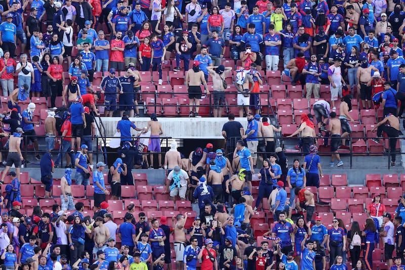 Huachipato se abre a recibir hinchas de la U tras incidentes, pero decisión final está en suspenso. Foto: Aton.