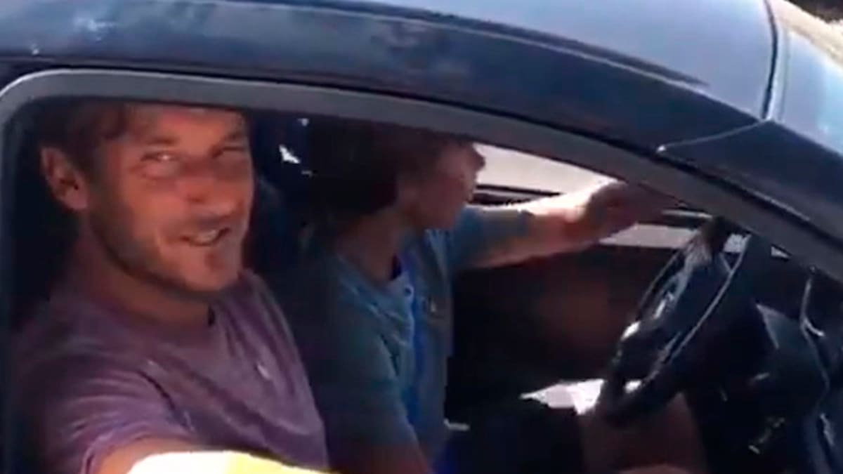 Papá chocho: El hijo de Francesco Totti ya maneja su auto a los 14 años