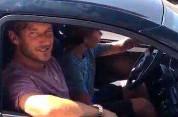 Papá chocho: El hijo de Francesco Totti ya maneja su auto a los 14 años