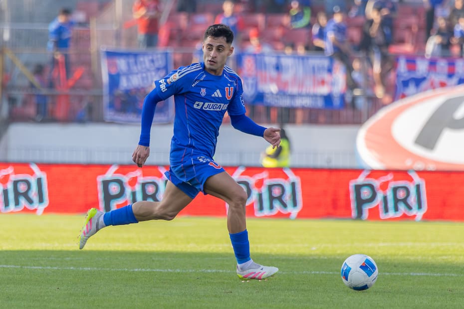 Javier Altamirano controla el balón en el duelo de U. de Chile frente a OHiggins por Liga de Primera. Foto: Felipe Escobedo