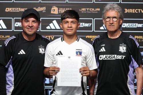 El mediocampista firmó su primer contrato profesional con Colo Colo antes de jugar el Mundial Sub 17 con La Roja. Foto: Colo Colo Oficial.