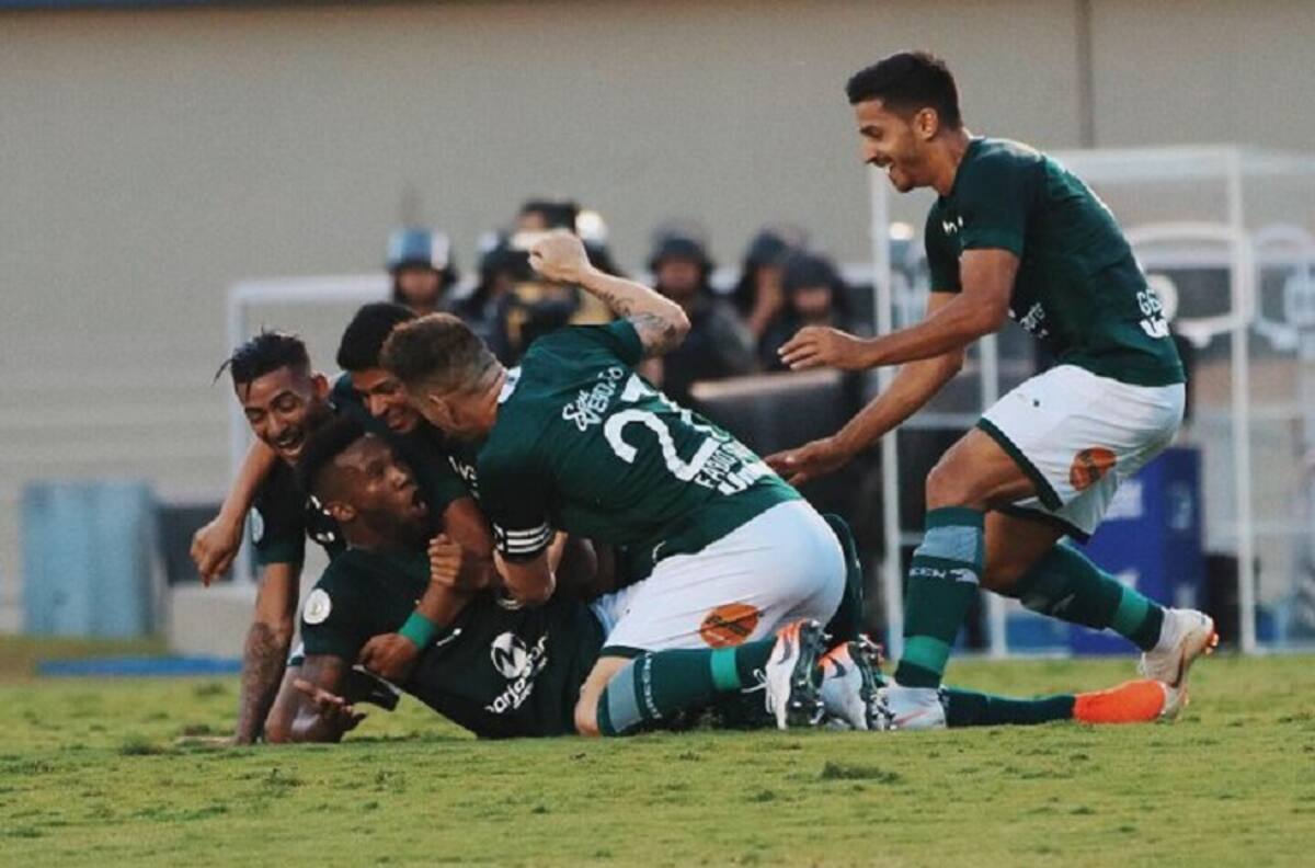 El golazo de Rafael Vaz en agónico triunfo de Goias sobre Internacional