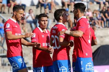 Ariel Holan sigue con la duda: futbolista de la UC jugó en tres puestos diferentes esta pretemporada