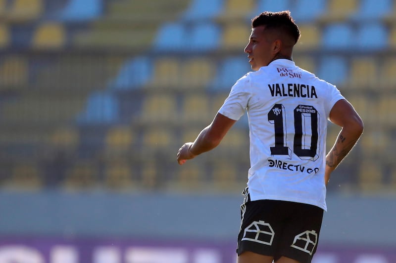 El volante Leonardo Valencia de espaldas con la camiseta de Colo Colo en 2021.