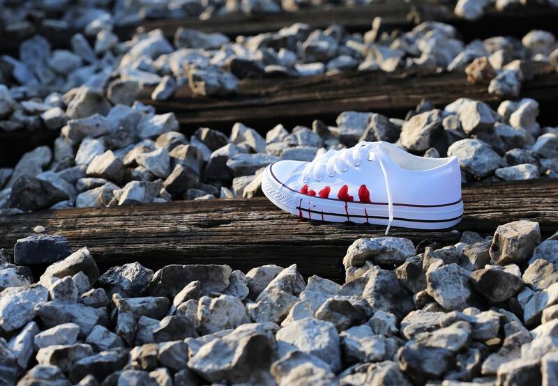 Si sientes que estás en riesgo o conoces a alguien de quien sospecha que está en búsqueda activa, no te olvides del 4141 que es la línea de emergencia disponible en Chile para la prevención del suicídio y está disponible las 24/7 | Fotos: Befunky