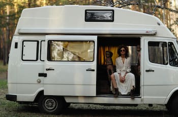 Fue una conocida chica reality, se alejó de la TV y ahora recorre el sur de Chile en casa rodante